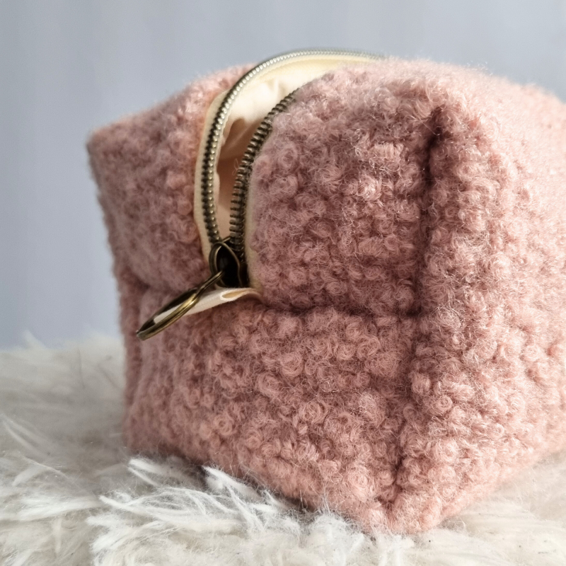 Trousse Make Up en moumoute bouclée rose poudré