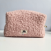 Trousse Make Up en moumoute bouclée rose poudré