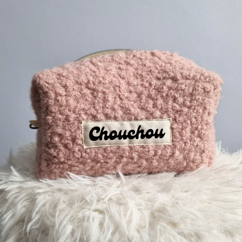 Trousse Make Up en moumoute bouclée rose poudré