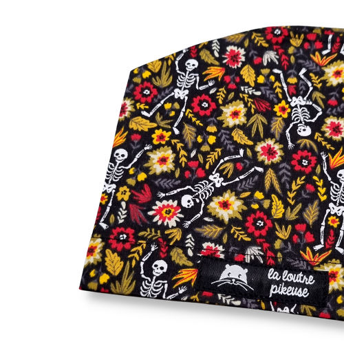 Calot de bloc couvrant avec des fleurs noires et squelettes