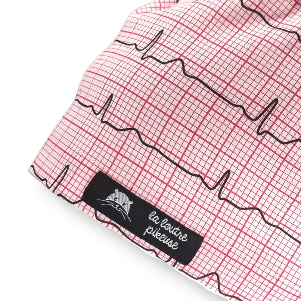 Calot de bloc couvrant avec un tracรฉ d'รฉlectrocardiogramme