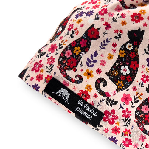 Calot de bloc couvrant avec des chats noirs et des fleurs