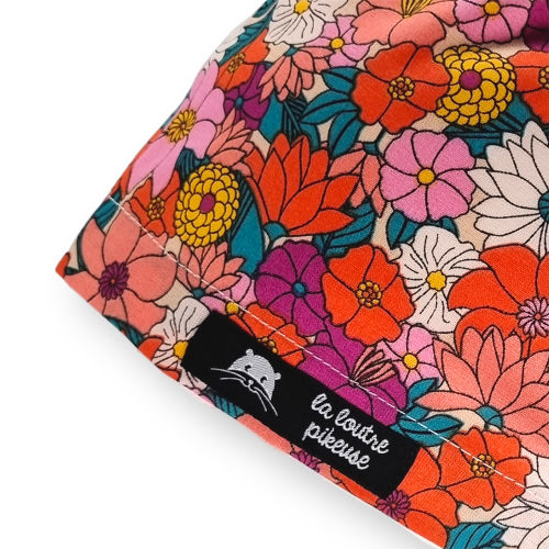 Calot de bloc couvrant avec des grosses fleurs oranges, roses, violettes