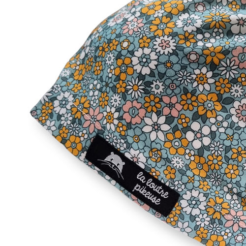 Calot de bloc couvrant avec des fleurs jaunes, blanches sur fond bleu