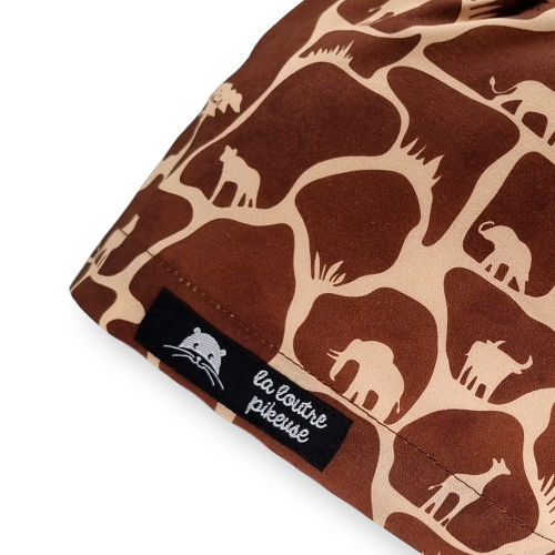 Calot de bloc couvrant avec les animaux de la savane africaine