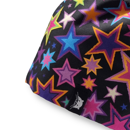 Calot de bloc court noir avec des étoiles multicolores