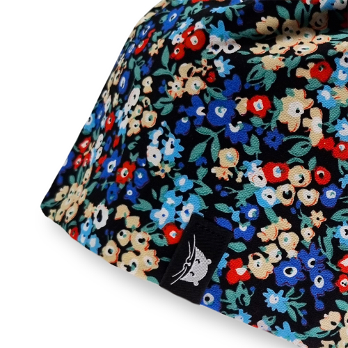 Calot court en tissu avec des fleurs bleu, rouge sur fond noir