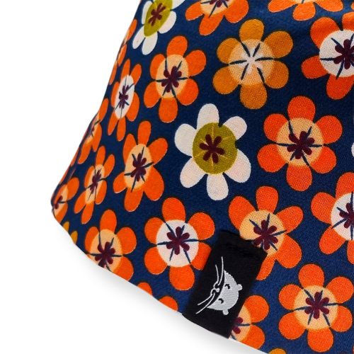 Calot de bloc court avec des grosses fleurs oranges sur fond canard