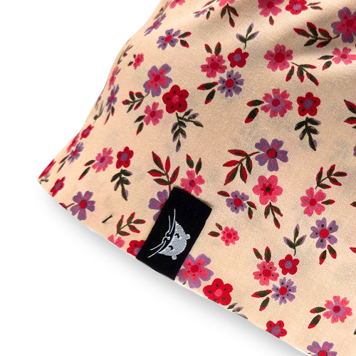 Calot de bloc court avec des fleurs roses, mauves sur fond beige