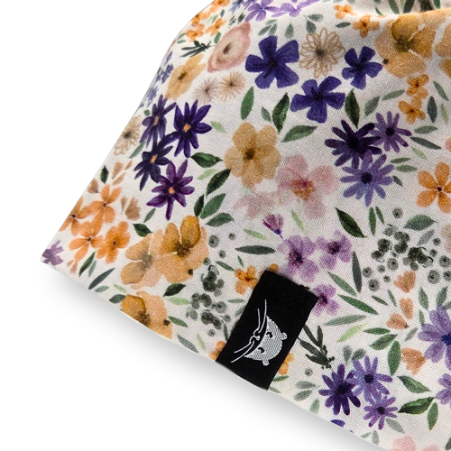 Calot court en tissu avec des fleurs violettes