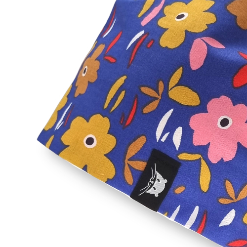 Calot court en tissu avec des fleurs jaunes et roses sur fond bleu