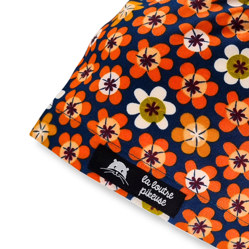 Calot de bloc couvrant avec des grosses fleurs oranges sur fond canard