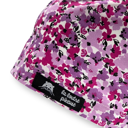 Calot de bloc couvrant avec des fleurs violettes