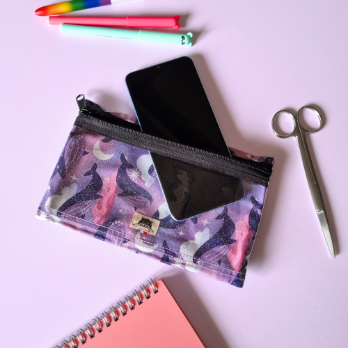Pochette reverso plastifiée pour stylos et téléphone motif baleine violette