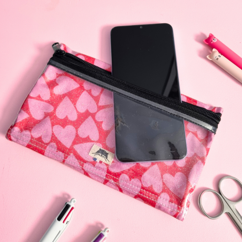 Pochette reverso plastifiée pour stylos et téléphone motif coup de coeur