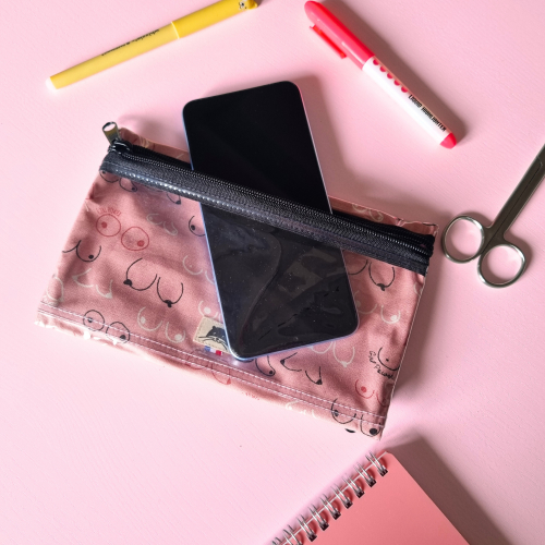 Pochette reverso plastifiée pour stylos et téléphone avec des seins roses