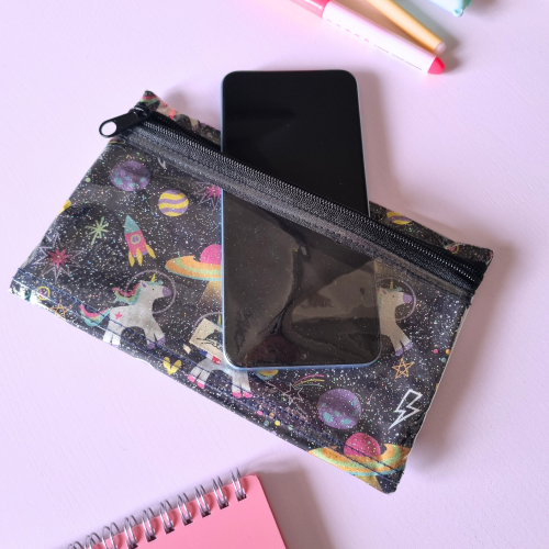 Pochette reverso plastifiée pour stylos et téléphone avec des licornes