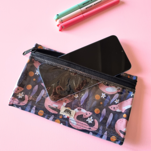 Pochette reverso plastifiée pour stylos et téléphone avec des loutres