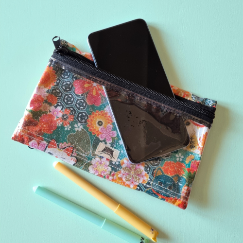 Pochette reverso plastifiée pour stylos et téléphone avec des chats