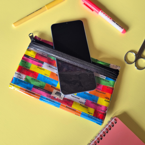 Pochette reverso plastifiée pour stylos et téléphone motif anesthésie