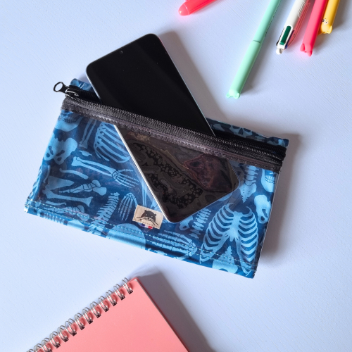 Pochette reverso plastifiée pour stylos et téléphone avec des os