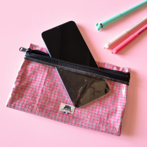 Pochette reverso plastifiée pour stylos et téléphone vichy rose fluo