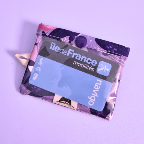 Porte-badge zippé avec des baleines violettes