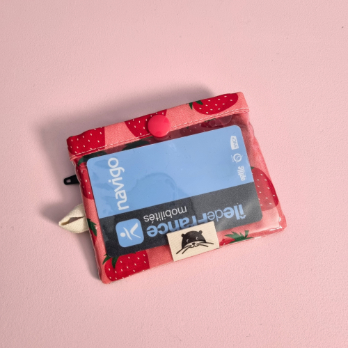 Porte-badge zippé avec des fraises