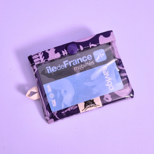 Porte-badge zippé avec des os violets