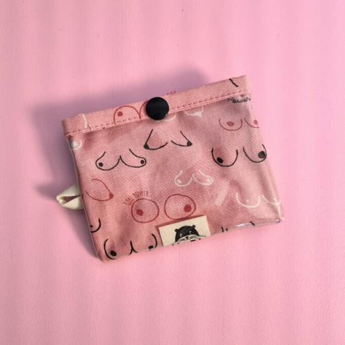 Porte-badge zippé avec des seins roses
