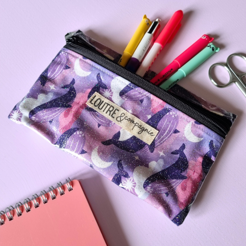 Pochette reverso - Baleines Pochette reverso plastifiée pour stylos et téléphone motif baleine violette