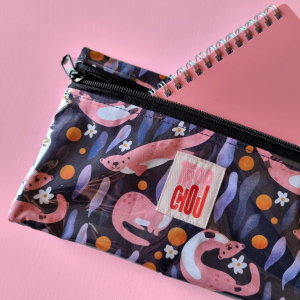 Pochette reverso plastifiée pour stylos et téléphone avec des loutres