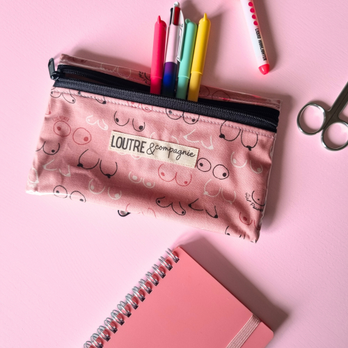 Pochette reverso - Girl power Pochette reverso plastifiée pour stylos et téléphone avec des seins roses