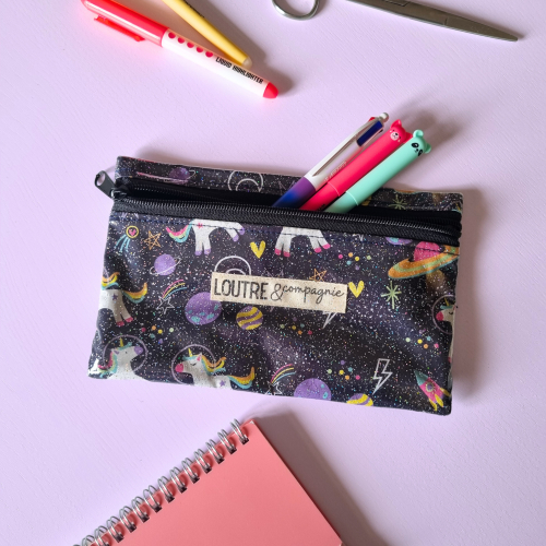 Pochette reverso - Licornes de l'espace Pochette reverso plastifiée pour stylos et téléphone avec des licornes