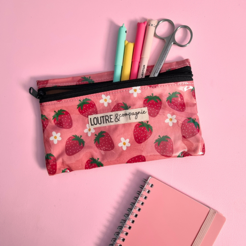 Pochette reverso - Ramène ta fraise Pochette reverso plastifiée pour stylos et téléphone motif fraises