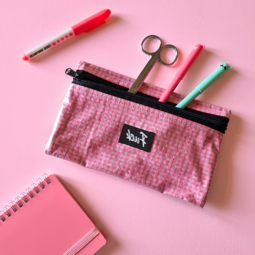 Pochette reverso - Vichy rose fluo Pochette reverso plastifiée pour stylos et téléphone vichy rose fluo