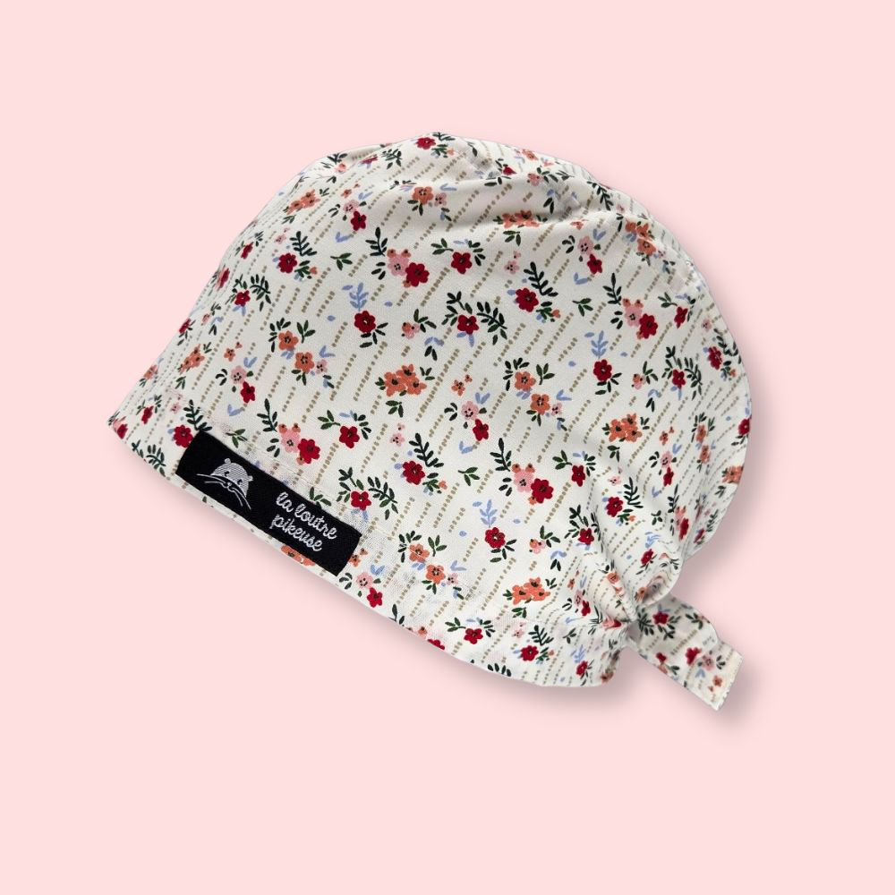 Calot couvrant avec des petites fleurs blanches