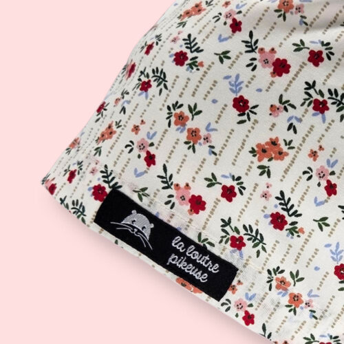 Calot couvrant avec des petites fleurs blanches