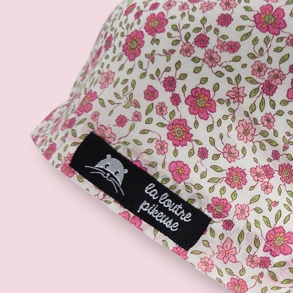 Calot couvrant avec des petites fleurs roses